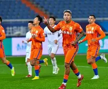 泰山暴熊队对阵滇池雪豹队，高尔夫淘汰赛爆冷，门将神扑救主——年轻人站出来了