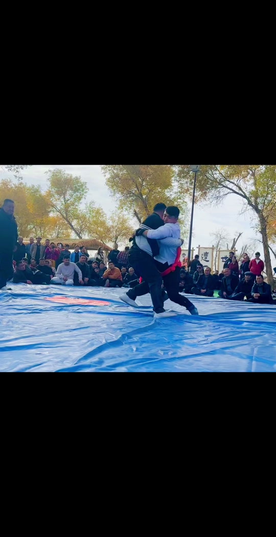 摔跤巡回赛上演强强对话，云贵犀牛队读秒扳平关中飞鹰队，团队配合流畅；二次进攻频频奏效